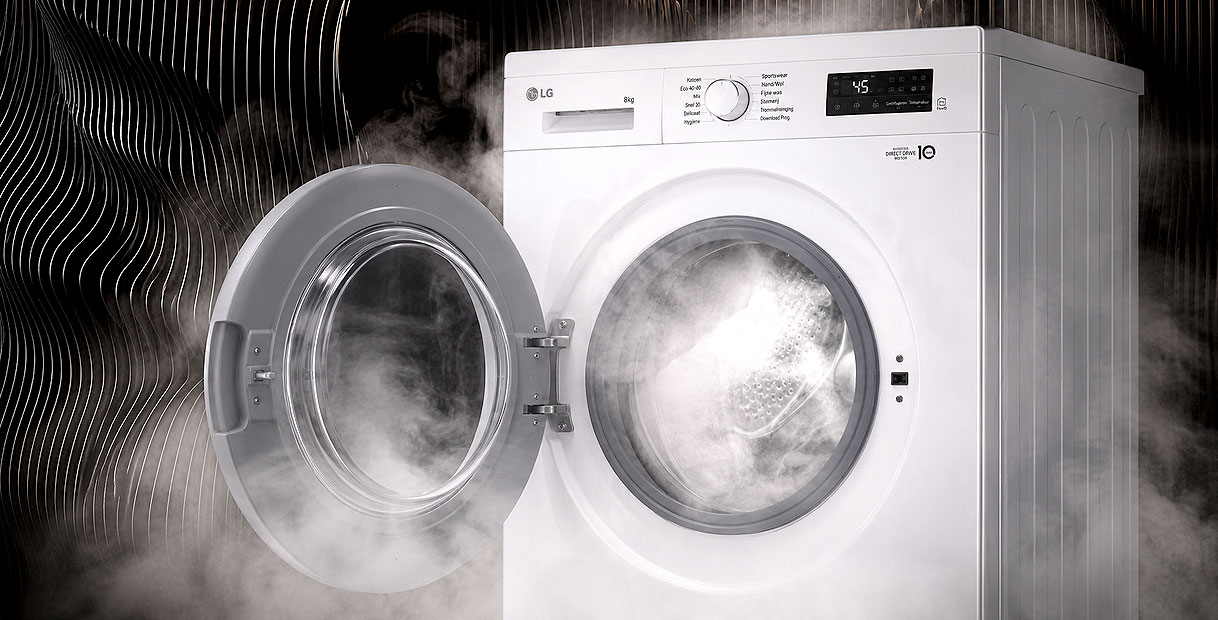 LG wasmachine met open deur waar hete damp uit de trommel komt tijdens het stoomprogramma
