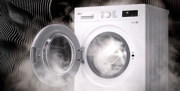 LG wasmachine met open deur waar hete damp uit de trommel komt tijdens het stoomprogramma