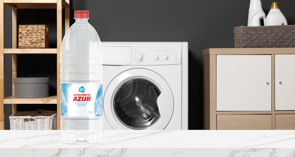 Fles schoonmaakazijn voor het ontkalken van een wasmachine