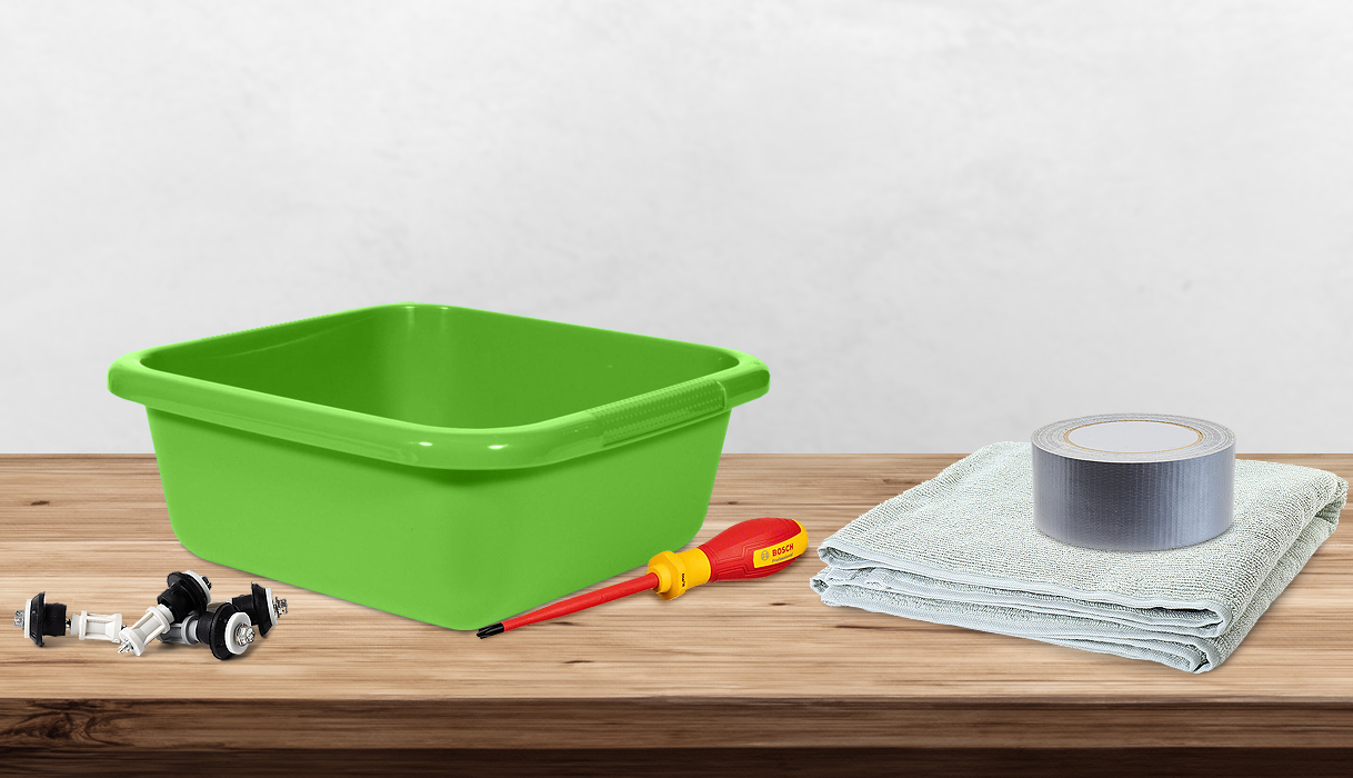 Benodigdheden voor het ontkoppelen van een wasmachine zoals emmer handdoeken ducttape schroevendraaier en transportbouten