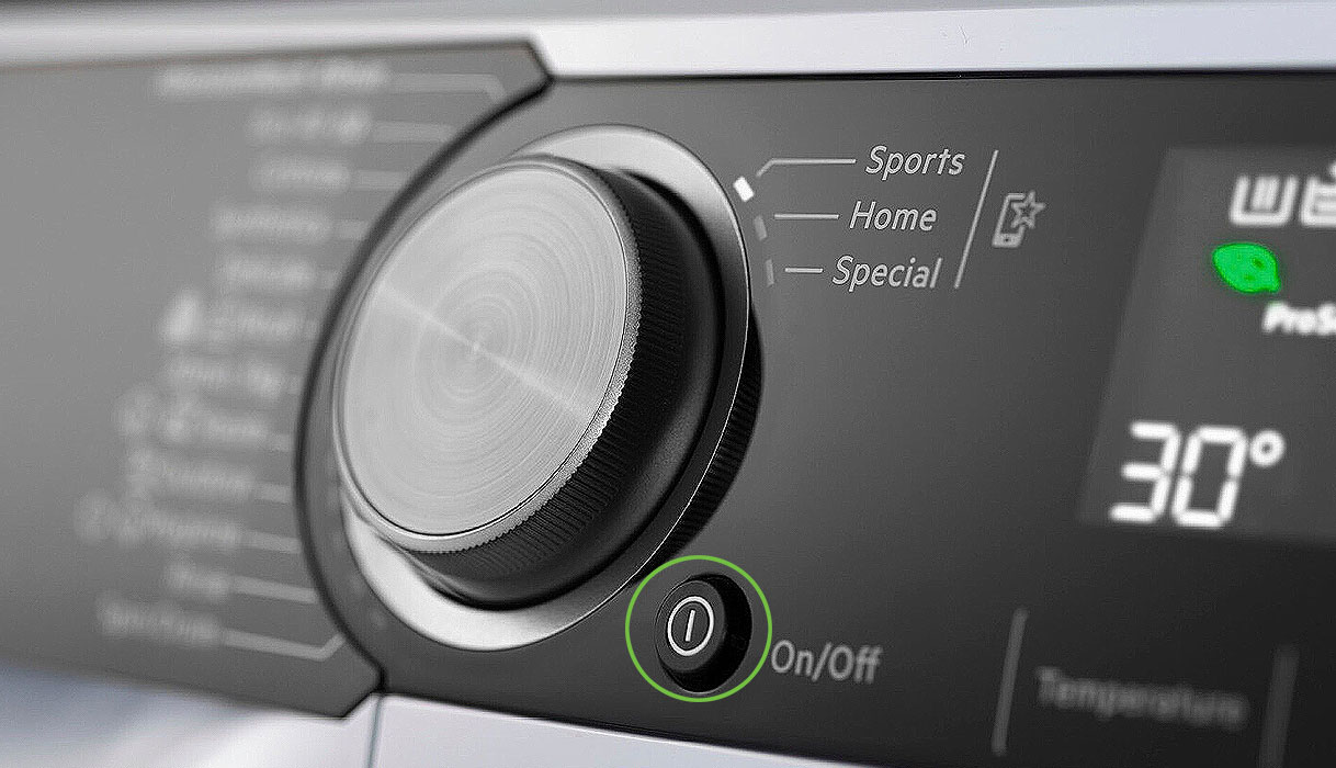 Bedieningspaneel van wasmachine met aan uit knop tijdens reset bij technische storing