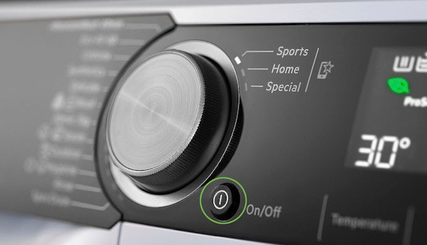 Bedieningspaneel van wasmachine met aan uit knop tijdens reset bij technische storing