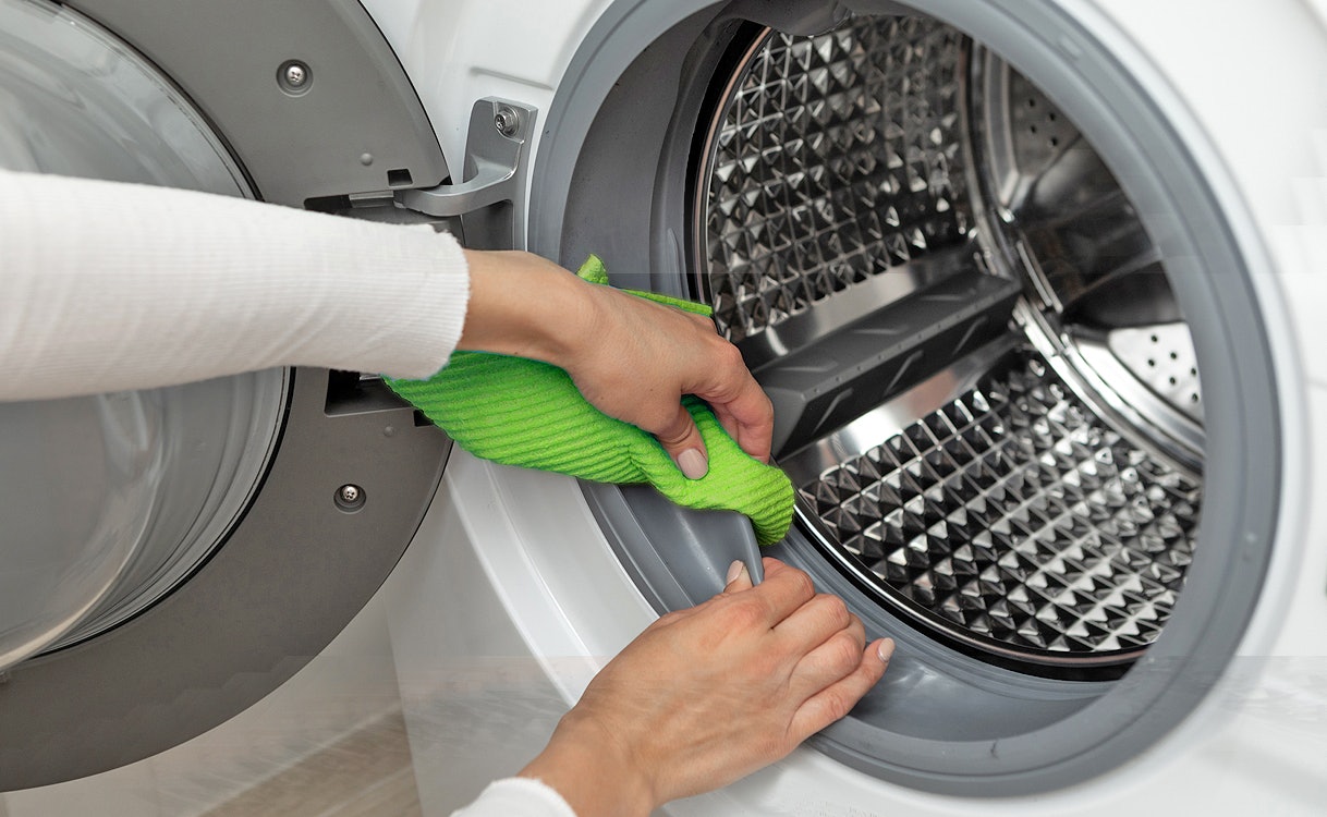 Maak het rubber van de wasmachine regelmatig schoon.