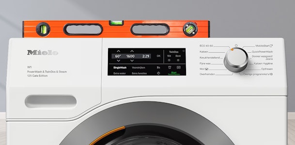 Wasmachine waterpas zetten.