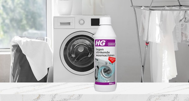 Fles HG wasmachinereiniger naast een wasmachine