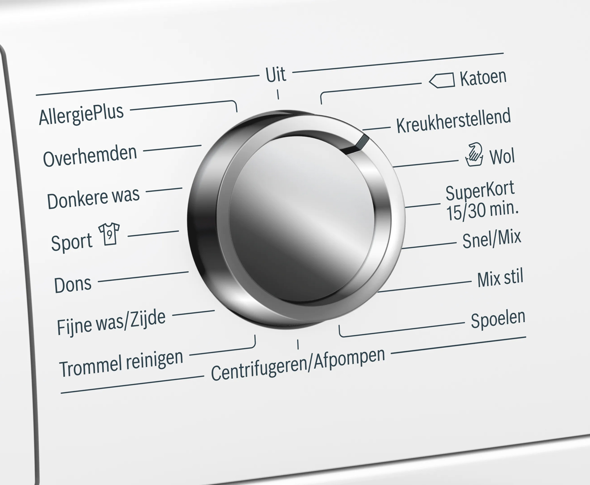 Keuzeknop van wasmachine met donkere was en kreukherstellend programma