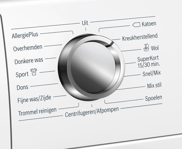 Keuzeknop van wasmachine met donkere was en kreukherstellend programma