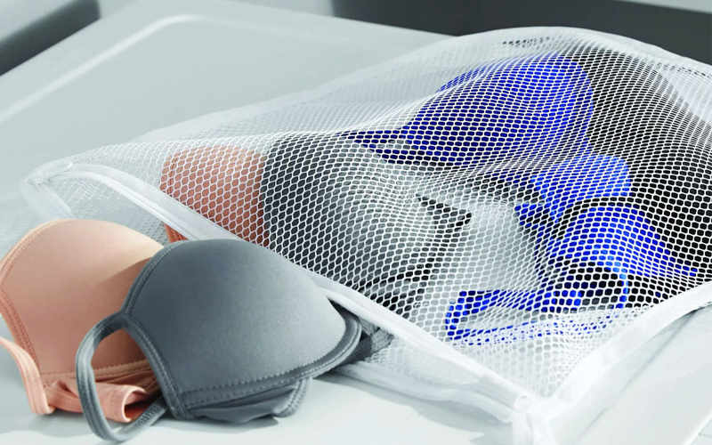 Waszakje van fijn gaas met bh's en lingerie