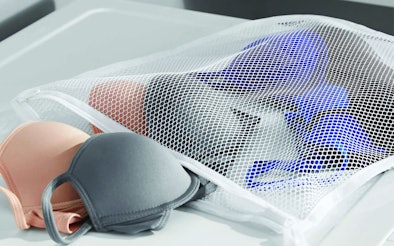 Waszakje van fijn gaas met bh's en lingerie