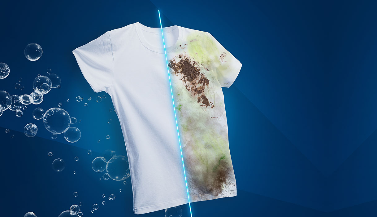 Wit T-shirt met hardnekkige vlek omgeven door waterdruppels die het StainExpert vlekverwijderingsproces visualiseren