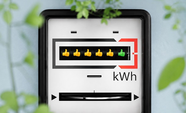 Energiemeter die het lage kWh verbruik van een zuinige wasmachine toont met duimpjes omhoog