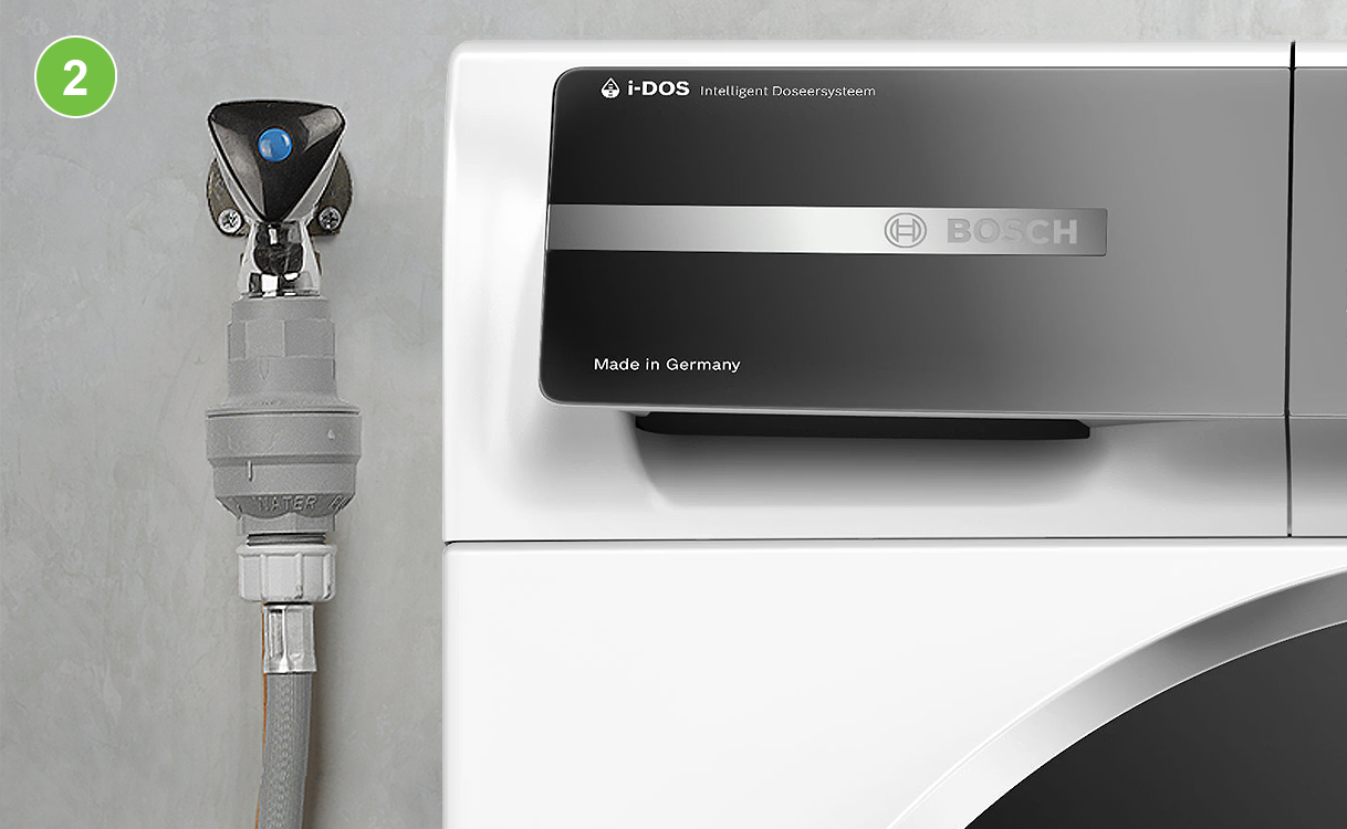 Waterkraan van wasmachine dichtgedraaid om watertoevoer te stoppen vóór het loskoppelen