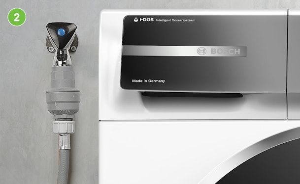 Waterkraan van wasmachine dichtgedraaid om watertoevoer te stoppen vóór het loskoppelen