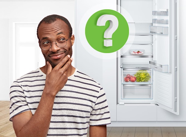 Persoon die twijfelt tussen deur-op-deur en sleepdeur systeem bij een inbouwkoelkast, weergegeven met vraagteken-icoon