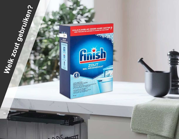Pak Finish vaatwasserzout op een aanrecht naast een open vaatwasser
