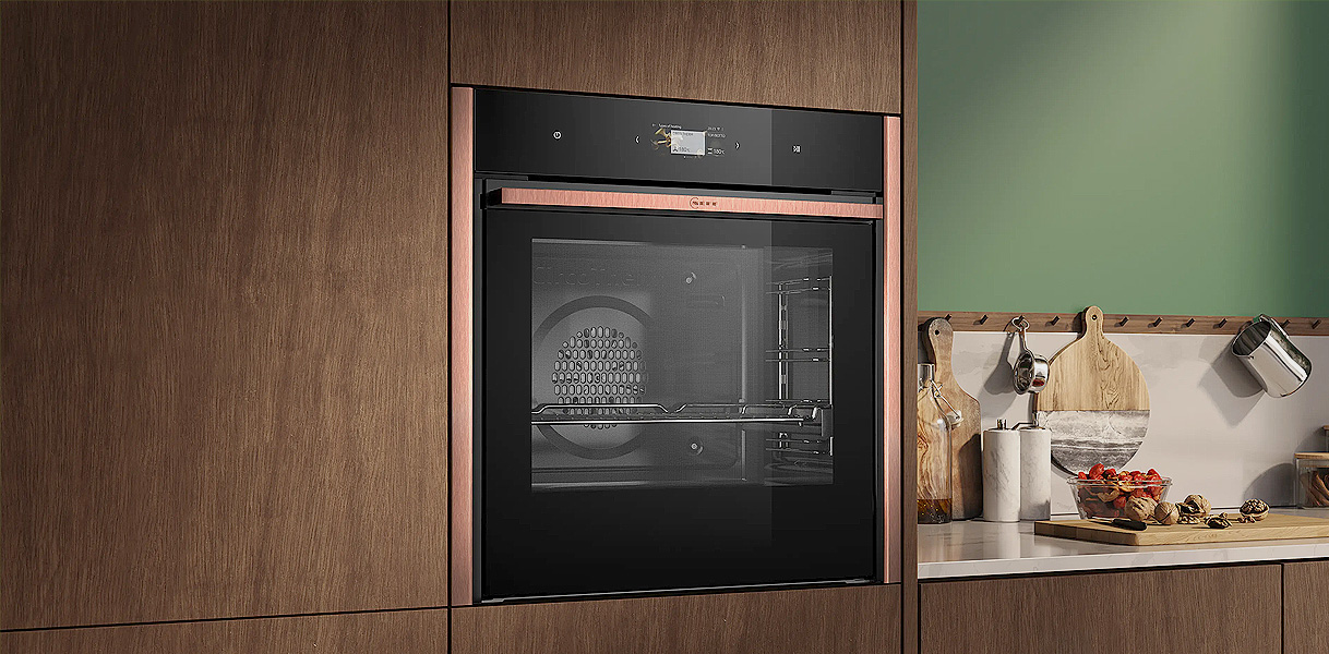 NEFF oven van 60 bij 60 cm met Slide en Hide deur ingebouwd in houten keukenwand