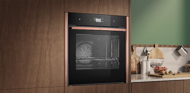 NEFF oven van 60 bij 60 cm met Slide en Hide deur ingebouwd in houten keukenwand