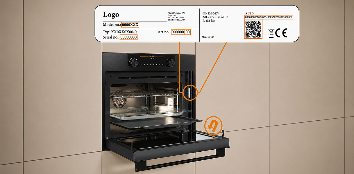 Geopende oven met een uitvergroot typeplaatje waarop het modelnummer is aangegeven