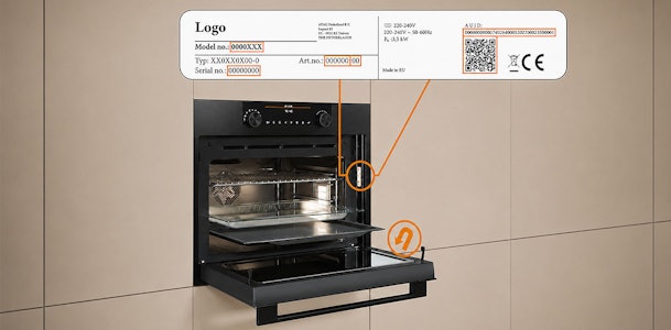 Geopende oven met een uitvergroot typeplaatje waarop het modelnummer is aangegeven