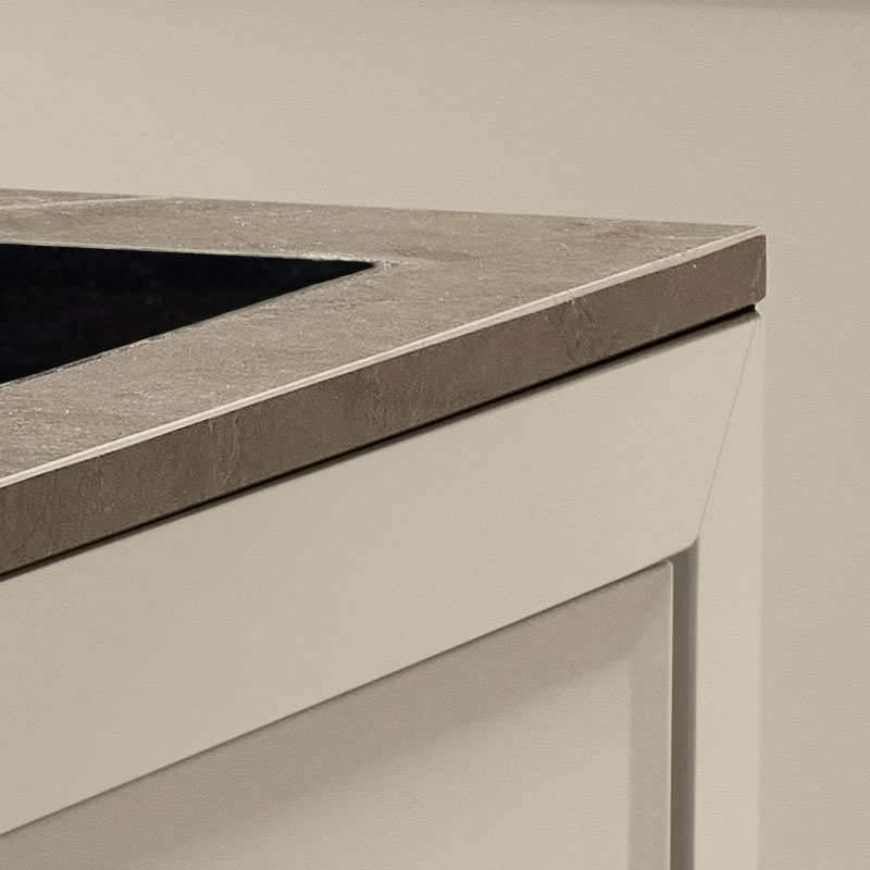 Donker marmerlook werkblad met matte afwerking.