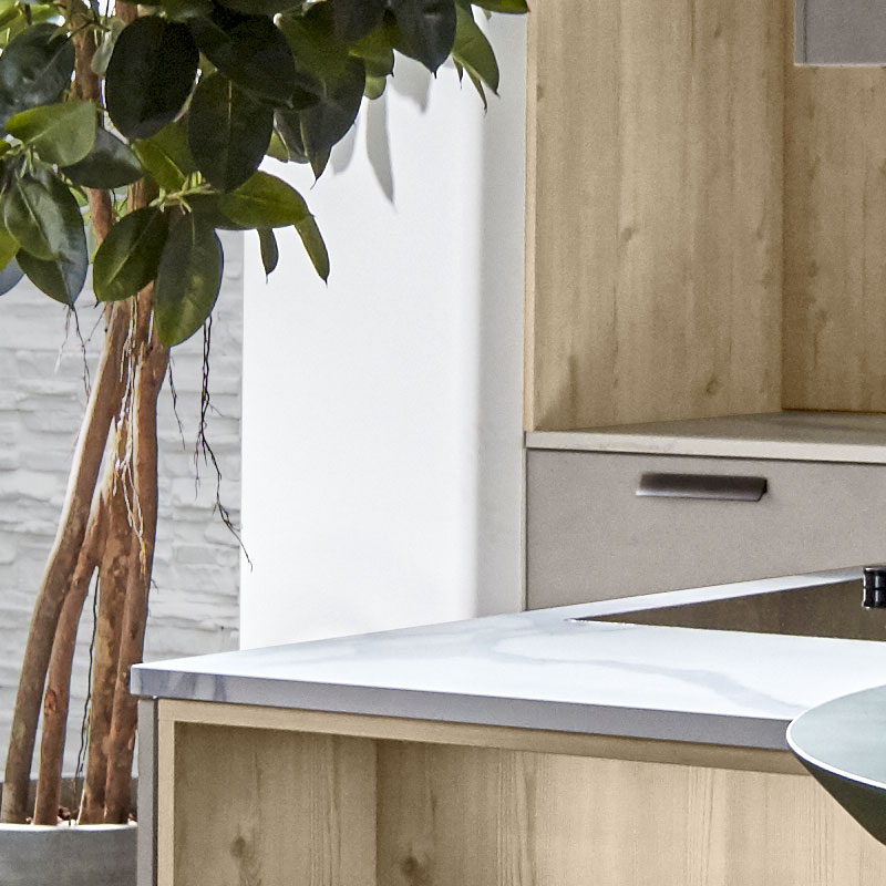 Detail van marmerlook werkblad met lichte adering.