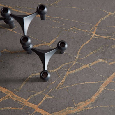 Werkblad met marmerlook en koperen adering.