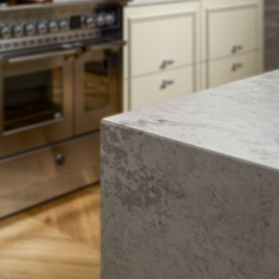 Glanzende handgreep op beige front.