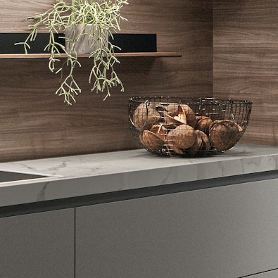 Werkblad met notenhouten achterwand en planten