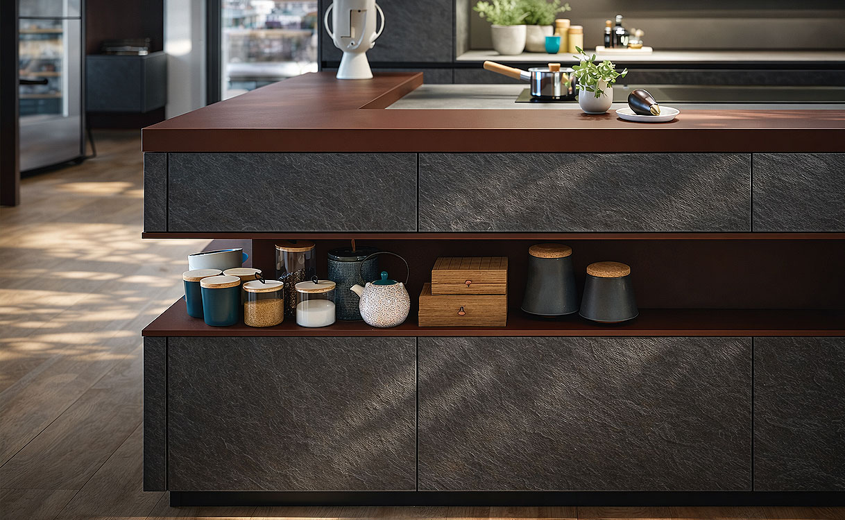Donker stenen keukeneiland met houten werkblad en open rekken vol potten en keukenaccessoires in een moderne keuken