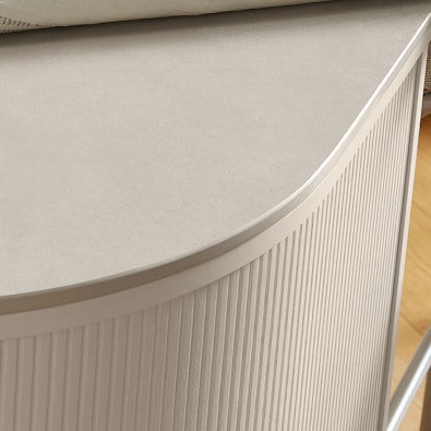 Detail van zandbeige marmerlook werkblad met afgeronde vorm