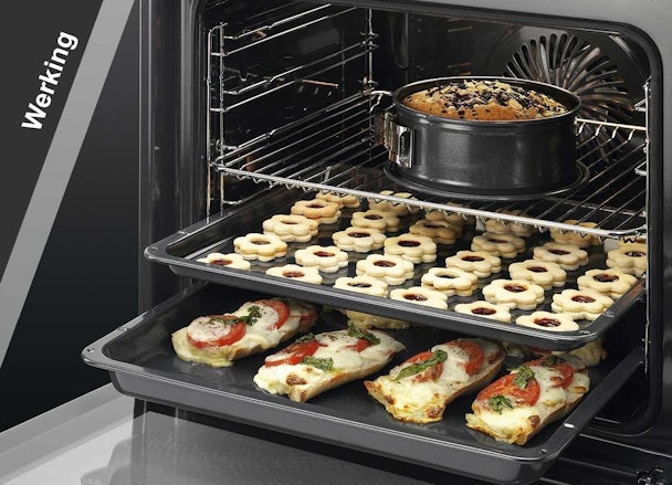 Close-up van een AEG SteamBoost-oven gevuld met pizza’s, koekjes en cake op drie niveaus.