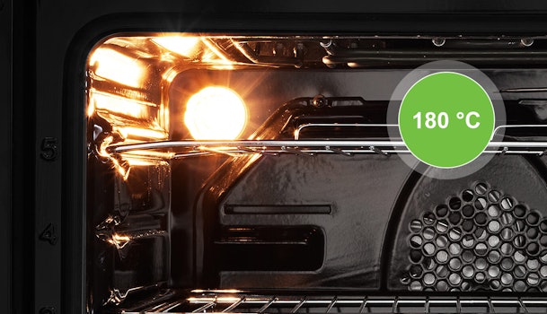 Oveninterieur verlicht tijdens bakken op hoge temperatuur