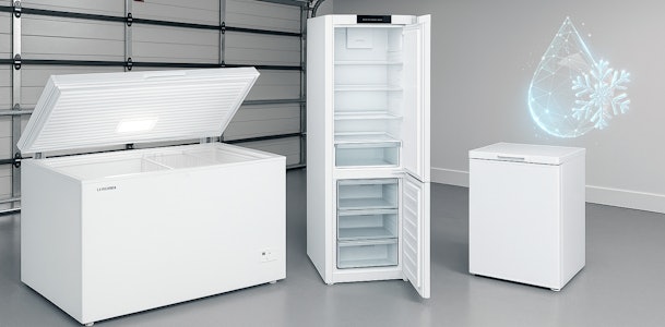 Afbeelding van een vrieskist, vrieskast en tafelmodel vriezer in een nette schuur, illustratief voor low-ambient techniek die vriezers actief houdt bij lage omgevingstemperatuur