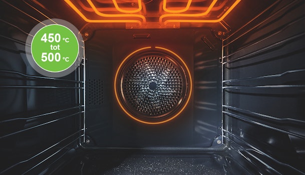 Oveninterieur met gloeielementen tijdens pyrolyse op hoge temperatuur