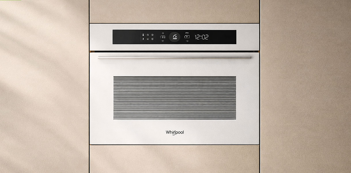 Whirlpool combimagnetron ingebouwd in lichtbeige keukenkasten met digitaal display en grillfunctie