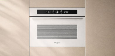 Whirlpool combimagnetron ingebouwd in lichtbeige keukenkasten met digitaal display en grillfunctie