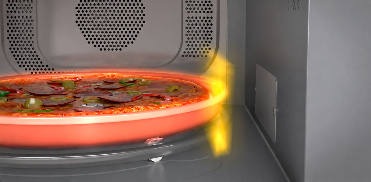 Pizza op een gloeiend hete plaat in de magnetron met warmte langs de rand