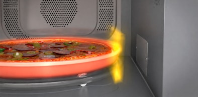 Pizza op een gloeiend hete plaat in de magnetron met warmte langs de rand