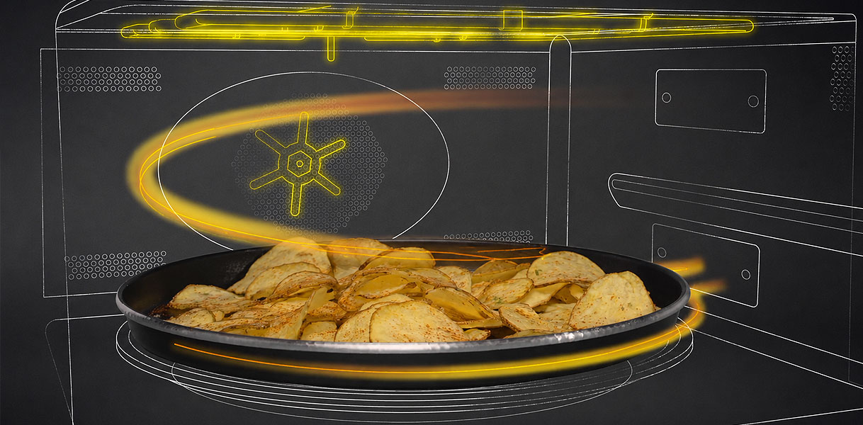 Aardappelschijfjes op een bakplaat in de magnetron met lichtlijnen die de hete lucht tonen