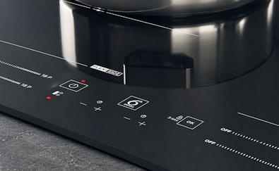 Bedieningspaneel met 6th Sense symbool op een Whirlpool inductie kookplaat