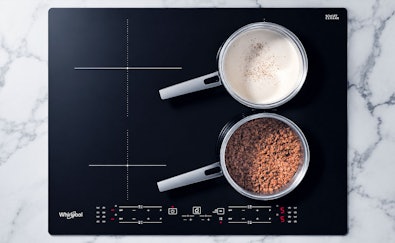 Twee pannen boven elkaar op de gekoppelde ConnexionZone van een Whirlpool inductie kookplaat