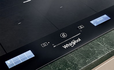 Whirlpool inductie kookplaat met MySmartDisplay kleurenscherm en 6th Sense symbool