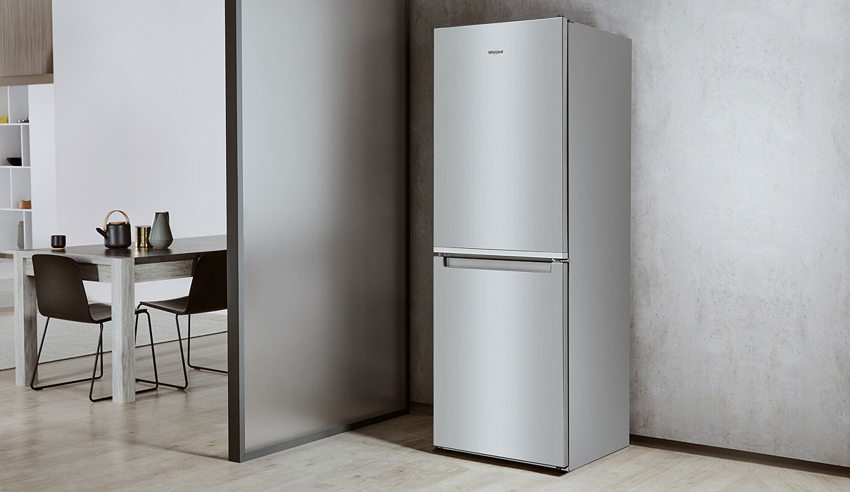 Vrijstaande Whirlpool koelvriescombinatie in RVS in een moderne keukenruimte