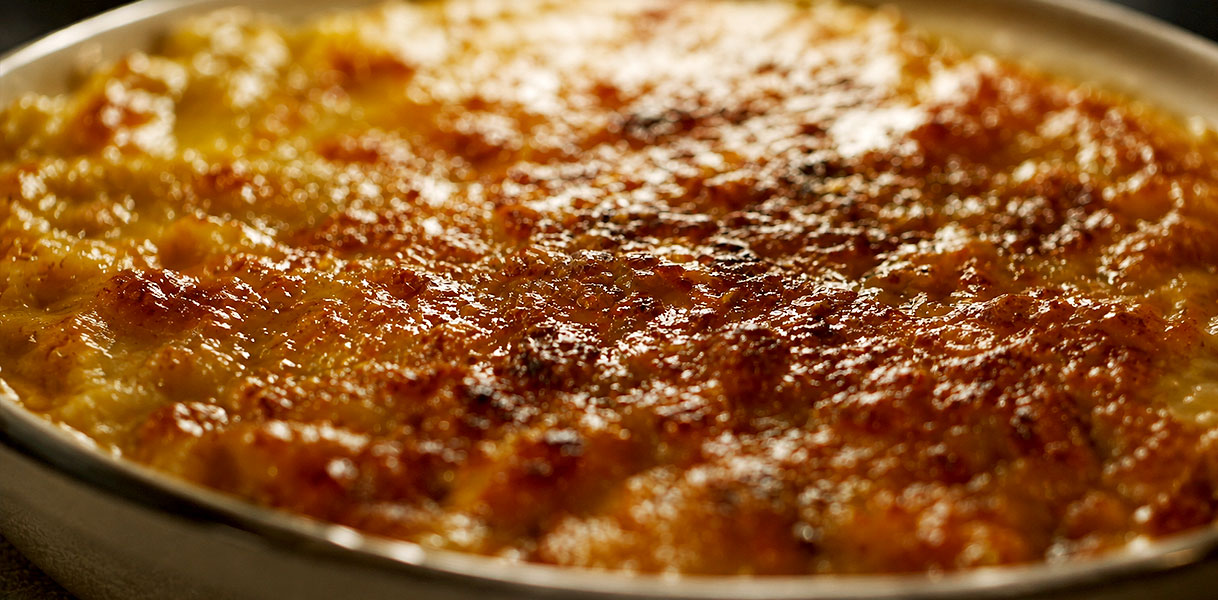 Ovenschaal met een gegratineerd gerecht waarvan het oppervlak goudbruin is gekleurd