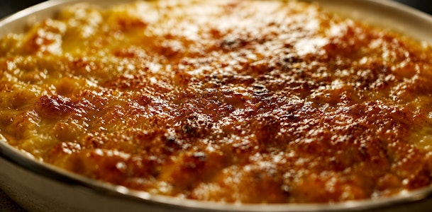 Ovenschaal met een gegratineerd gerecht waarvan het oppervlak goudbruin is gekleurd
