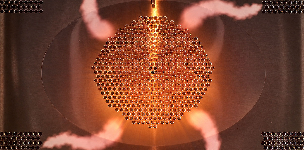 Verwarmingselement achter in de magnetron met luchtstromen die zich rondom verspreiden