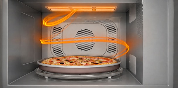 Pizza op een plaat in de magnetron met lichtlijnen die de circulerende hete lucht tonen