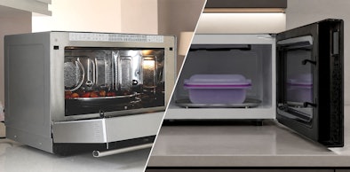 Magnetron met een naar beneden geklapte deur naast een magnetron met zijwaarts openende deur