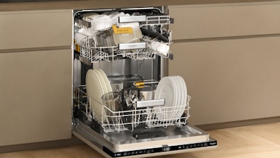 Ruime Whirlpool vaatwasser met MaxiSpace kuip en SpaceClean rek vol borden
