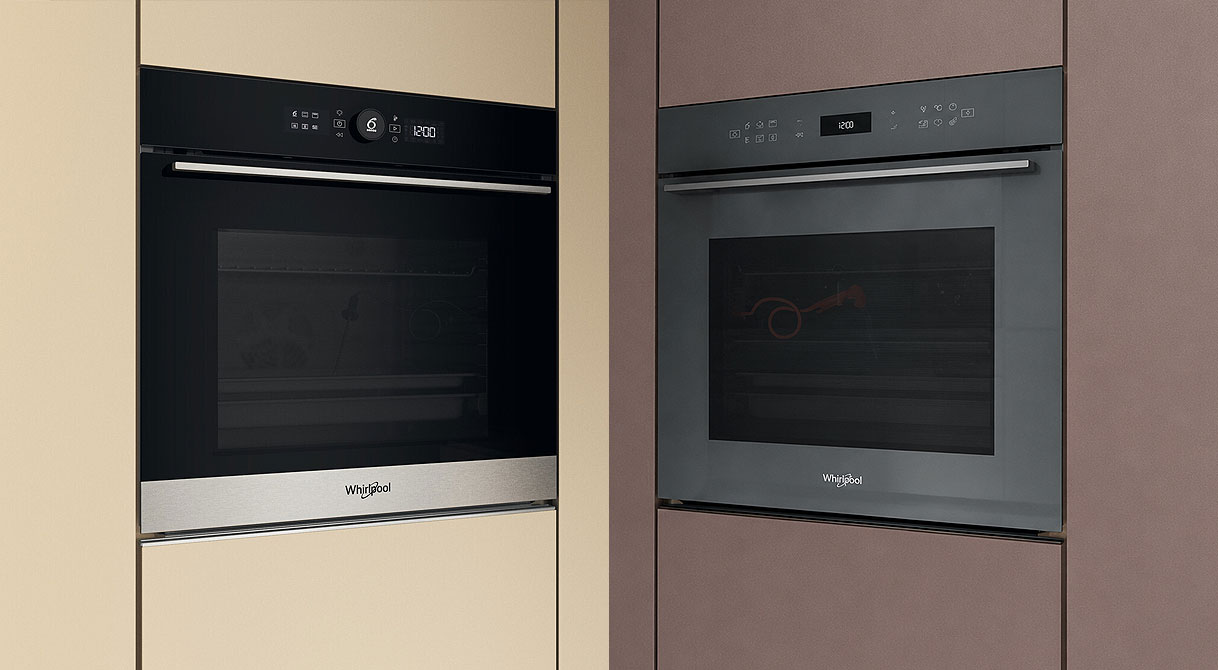 Twee Whirlpool inbouwovens uit verschillende collecties naast elkaar ingebouwd in keukenkasten